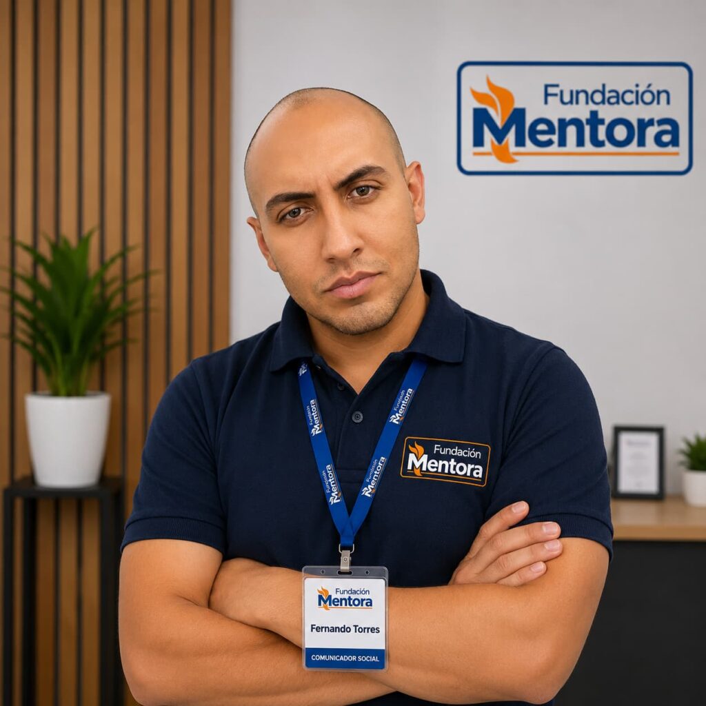 Fernando Torres - Comunicador Social de Fundación Mentora. Fotografía corporativa institucional con uniforme oficial, credencial profesional y entorno moderno de capacitación. Miembro del equipo académico y comunicacional de Fundación Mentora.