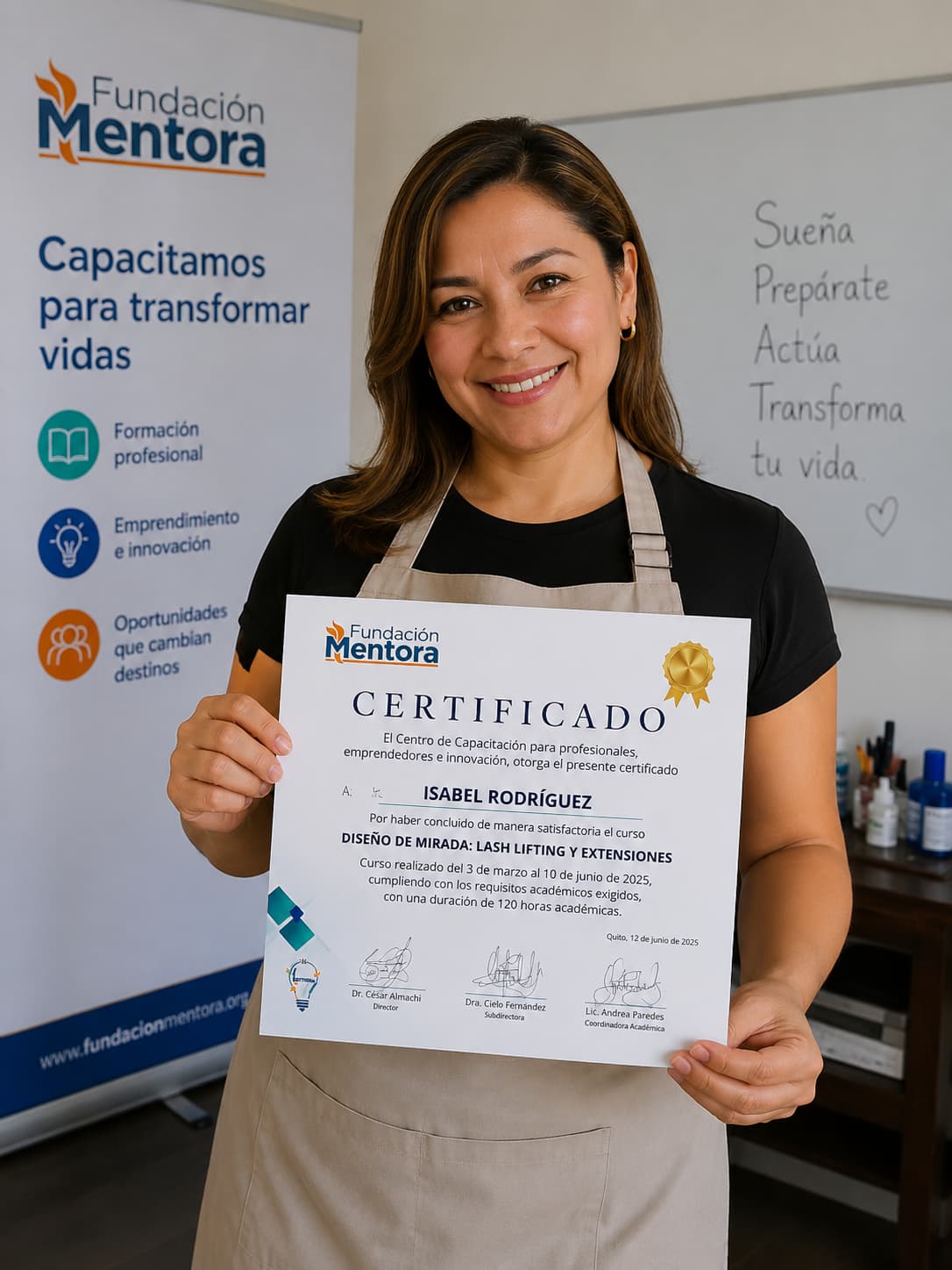 Alumna participante en el curso de Diseño de Mirada Isabel sostiene con orgullo su certificado de formación profesional en Fundación Mentora, celebrando el inicio de una nueva etapa de crecimiento y oportunidades.
